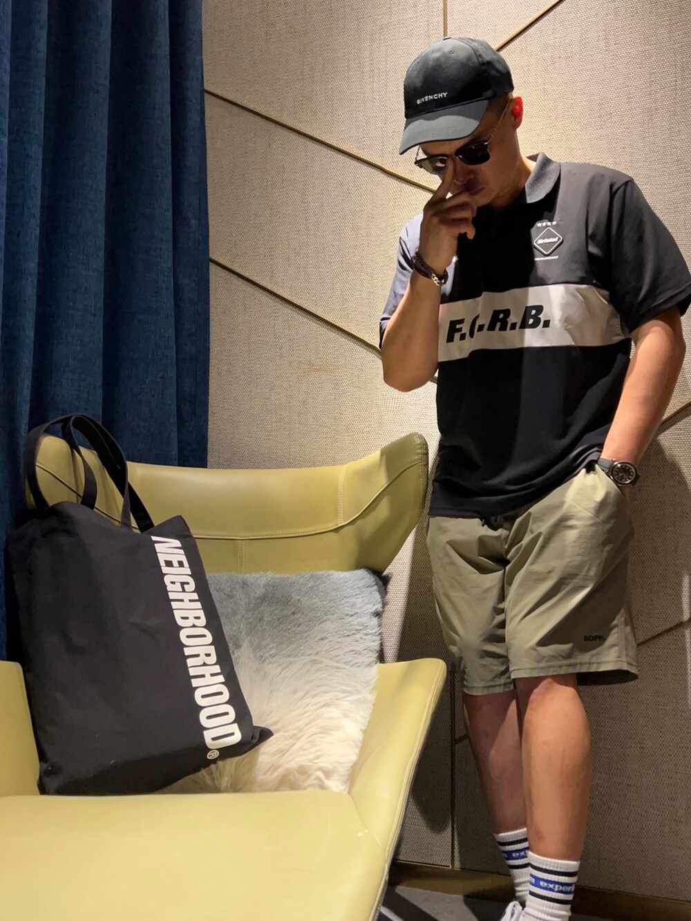 ブラック系のシューズ、ブラック系のショルダーバッグ、グリーン系のその他パンツを着用したメンズの夏コーディネートの5枚目の写真