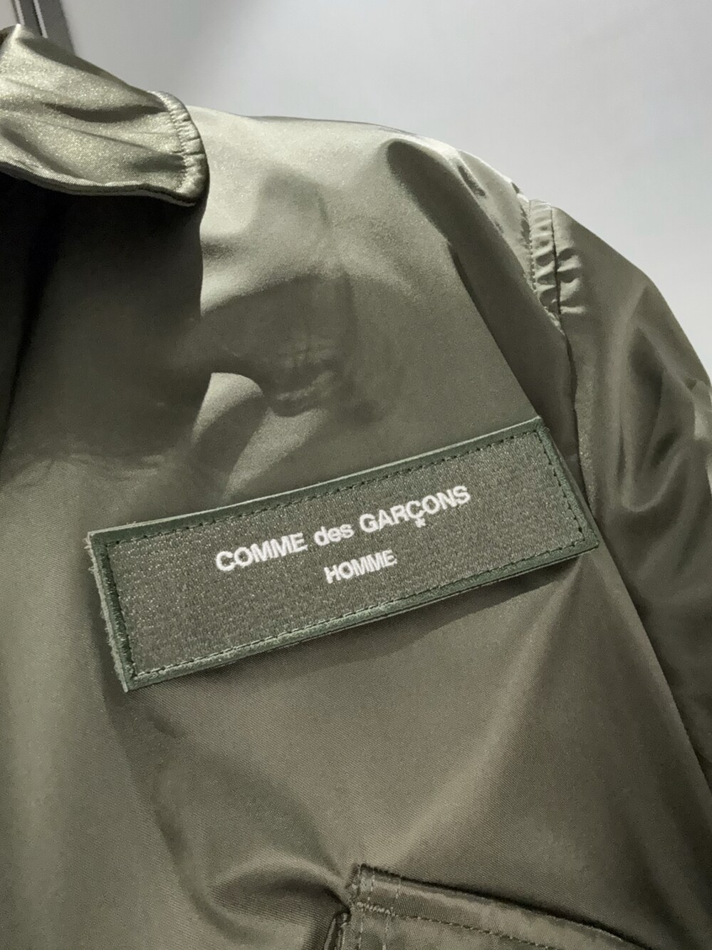 グレー系のニット/セーター、グリーン系のMA-1、グリーン系のチノパンツを着用したメンズの冬コーディネートの4枚目の写真