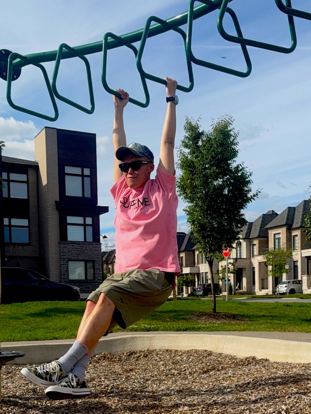 グレー系のその他パンツ、ピンク系のTシャツ/カットソー、その他のシューズを着用したメンズの夏コーディネートの3枚目の写真