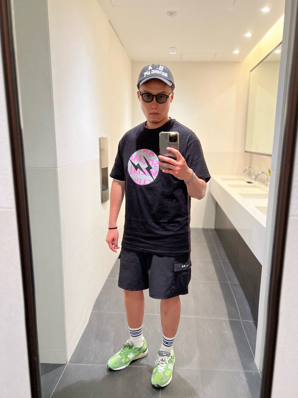 ブラック系のTシャツ/カットソー、グレー系のキャップを着用したメンズの冬コーディネートの2枚目の写真