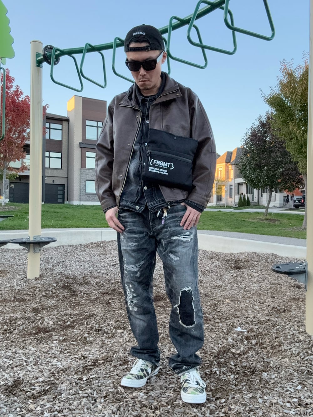 その他のシューズ、ブラック系のデニムパンツ、ブラック系のバッグを着用したメンズの秋コーディネートの2枚目の写真