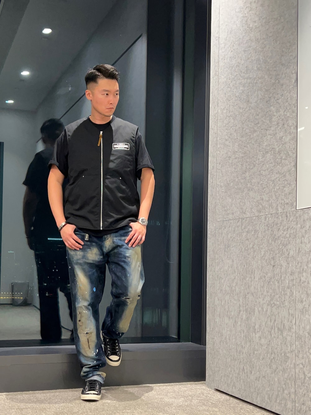 ブラック系のTシャツ/カットソー、ブルー系のデニムパンツ、ブラック系のシューズを着用したメンズの春コーディネートの3枚目の写真