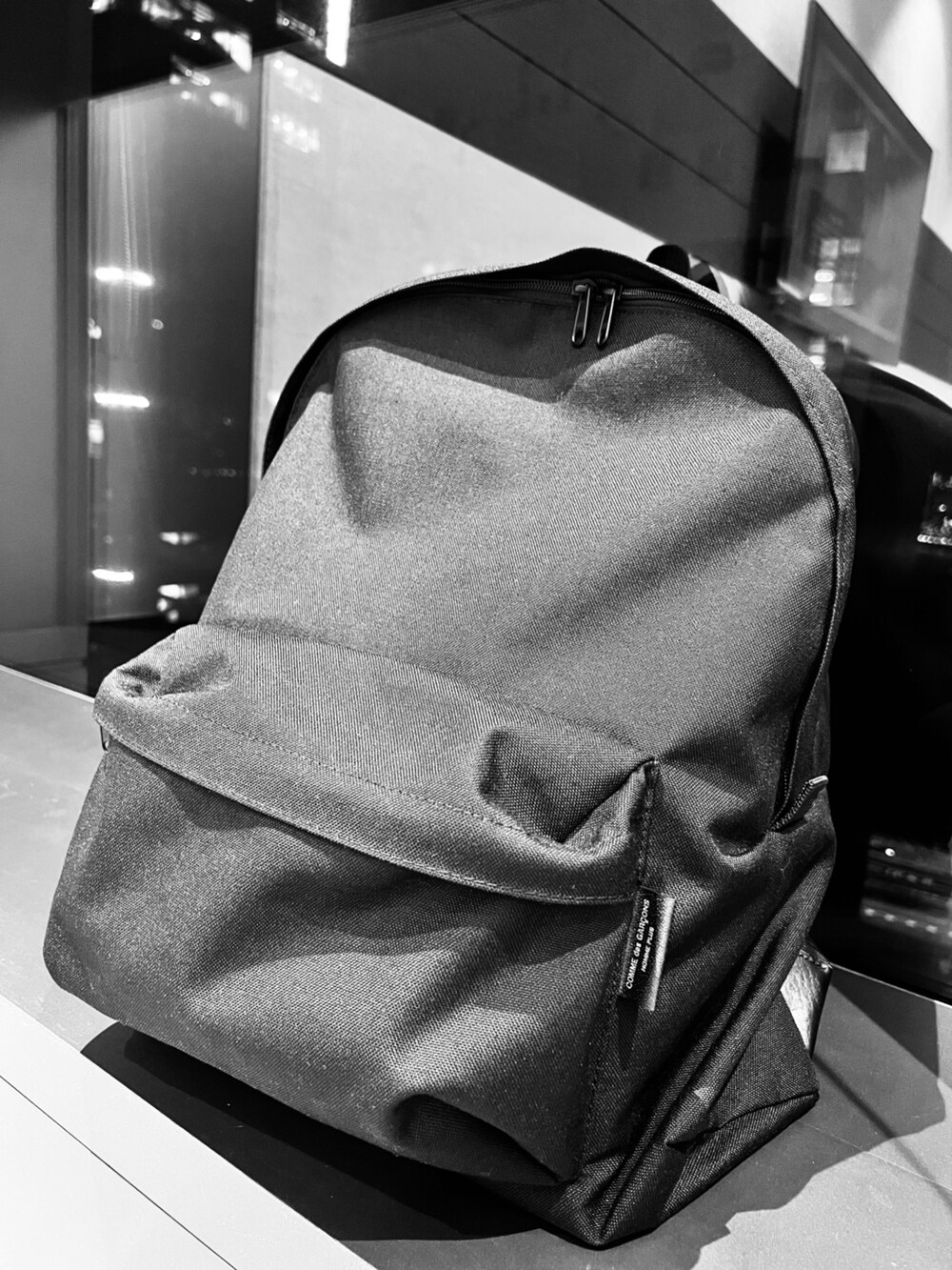 グレー系のシューズ、ブルー系のデニムパンツ、ブラック系のTシャツ/カットソーを着用したメンズの春コーディネートの4枚目の写真