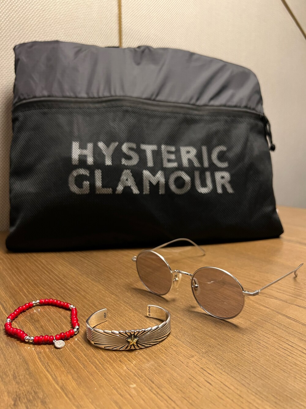 ブラック系のTシャツ/カットソー、ベージュ系の帽子、ゴールド系のサングラスを着用したメンズの秋コーディネートの5枚目の写真