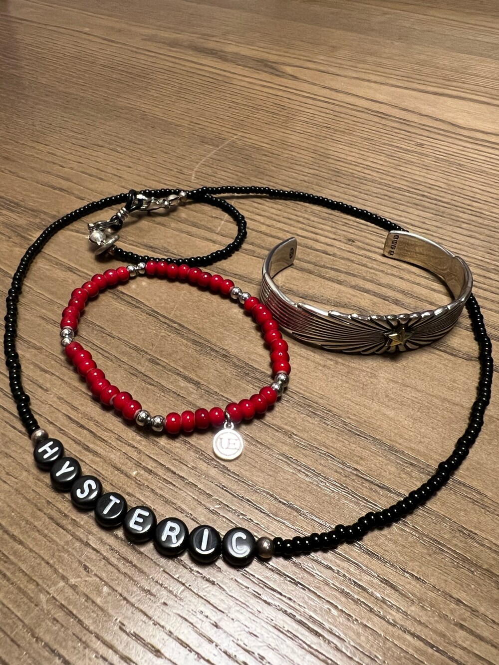 ブラック系のTシャツ/カットソー、ベージュ系の帽子、ゴールド系のサングラスを着用したメンズの秋コーディネートの4枚目の写真