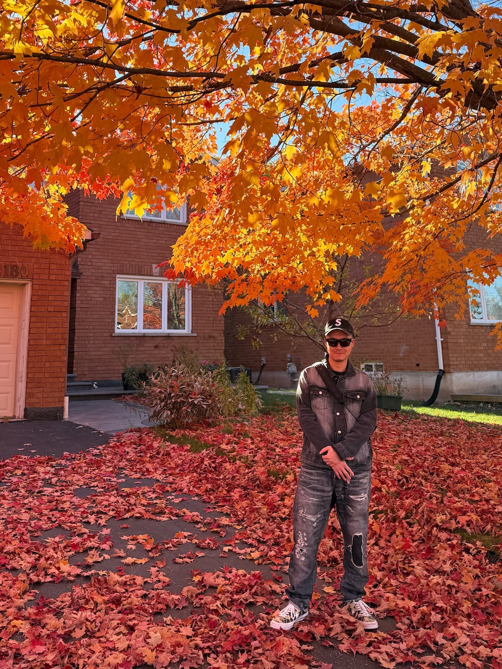 その他のシューズ、ブラック系のデニムパンツ、ブラック系のバッグを着用したメンズの秋コーディネートの4枚目の写真