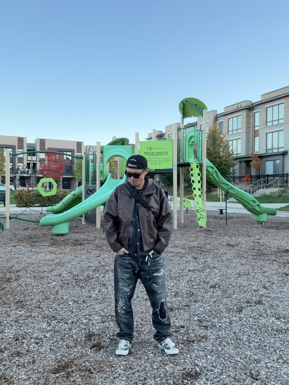 その他のシューズ、ブラック系のデニムパンツ、ブラック系のバッグを着用したメンズの秋コーディネートの3枚目の写真