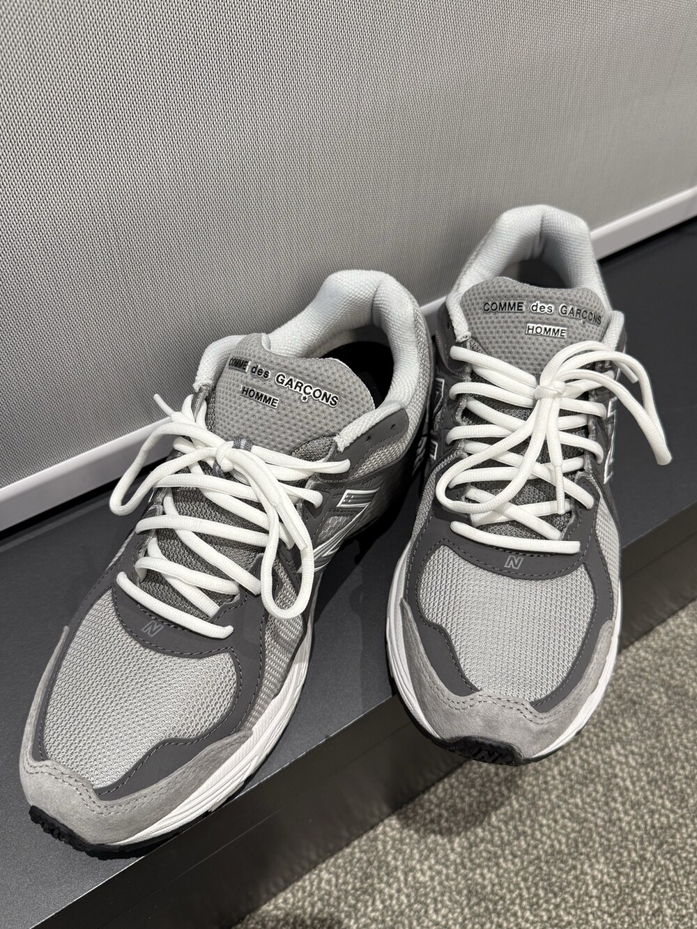 グレー系のニット/セーター、グリーン系のMA-1、グリーン系のチノパンツを着用したメンズの冬コーディネートの2枚目の写真