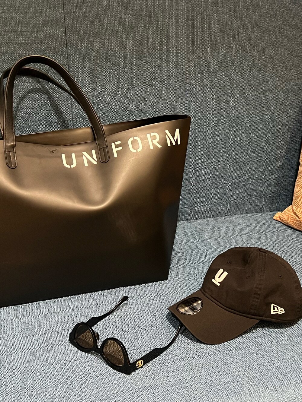 ブラック系のシューズ、ブラック系のその他パンツ、ブラック系のトップスを着用したメンズの春コーディネートの2枚目の写真