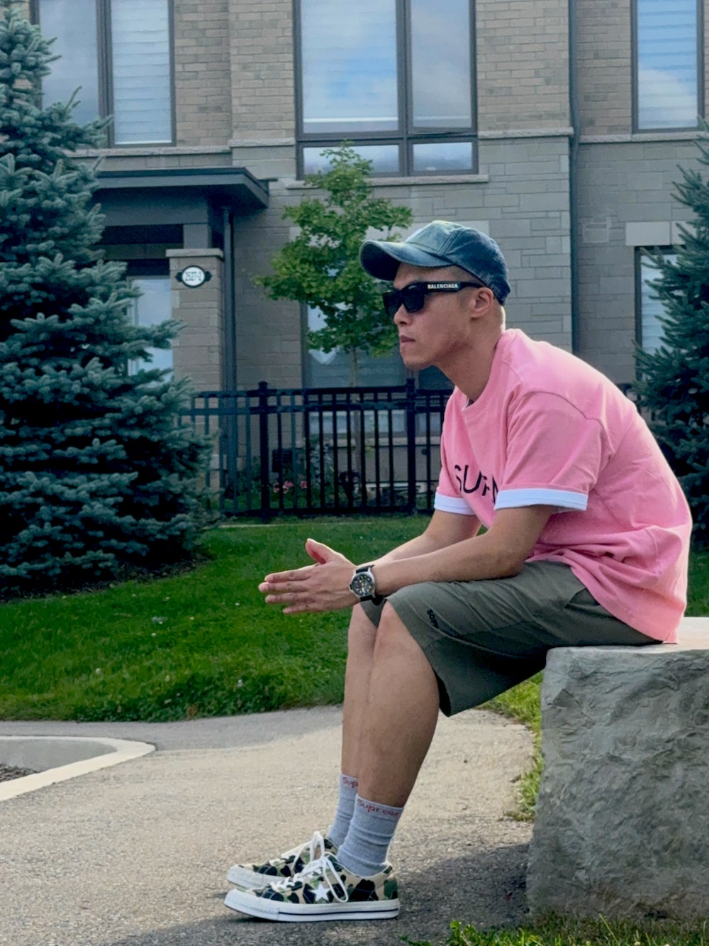 グレー系のその他パンツ、ピンク系のTシャツ/カットソー、その他のシューズを着用したメンズの夏コーディネートの2枚目の写真