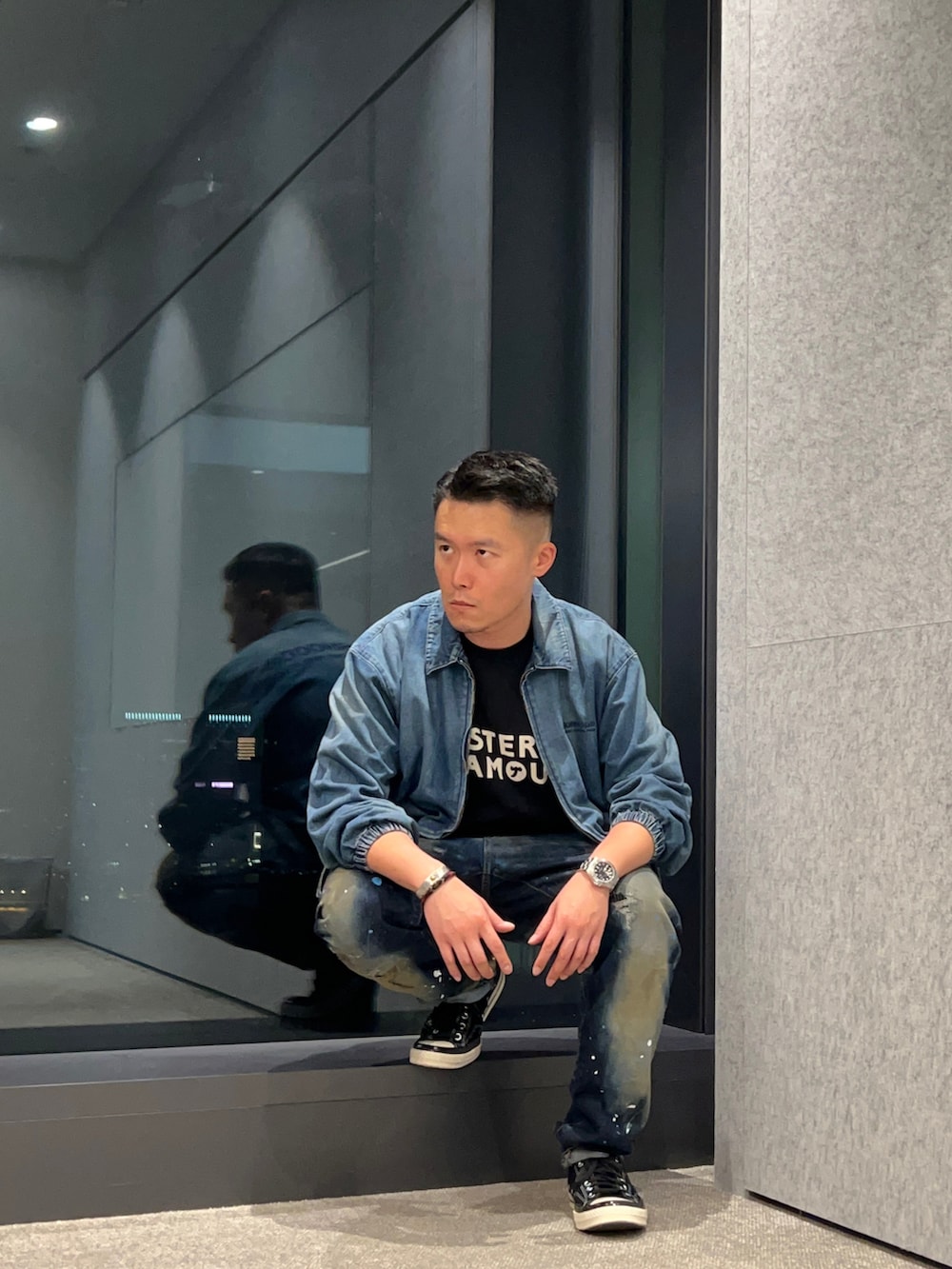 ブラック系のTシャツ/カットソー、ブルー系のデニムパンツ、ブラック系のシューズを着用したメンズの春コーディネートの4枚目の写真