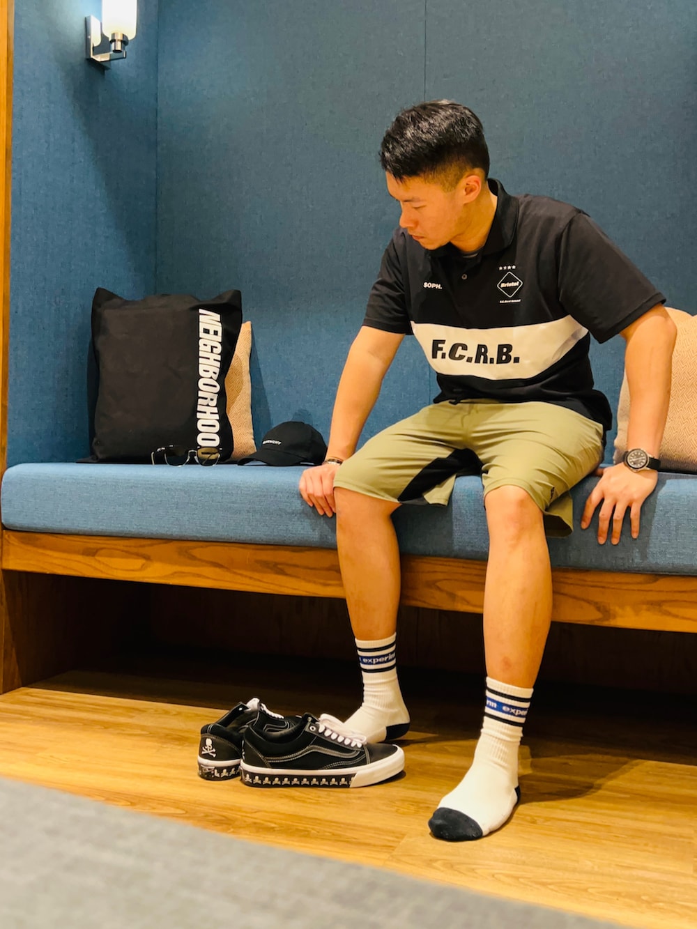 ブラック系のシューズ、ブラック系のショルダーバッグ、グリーン系のその他パンツを着用したメンズの夏コーディネートの3枚目の写真