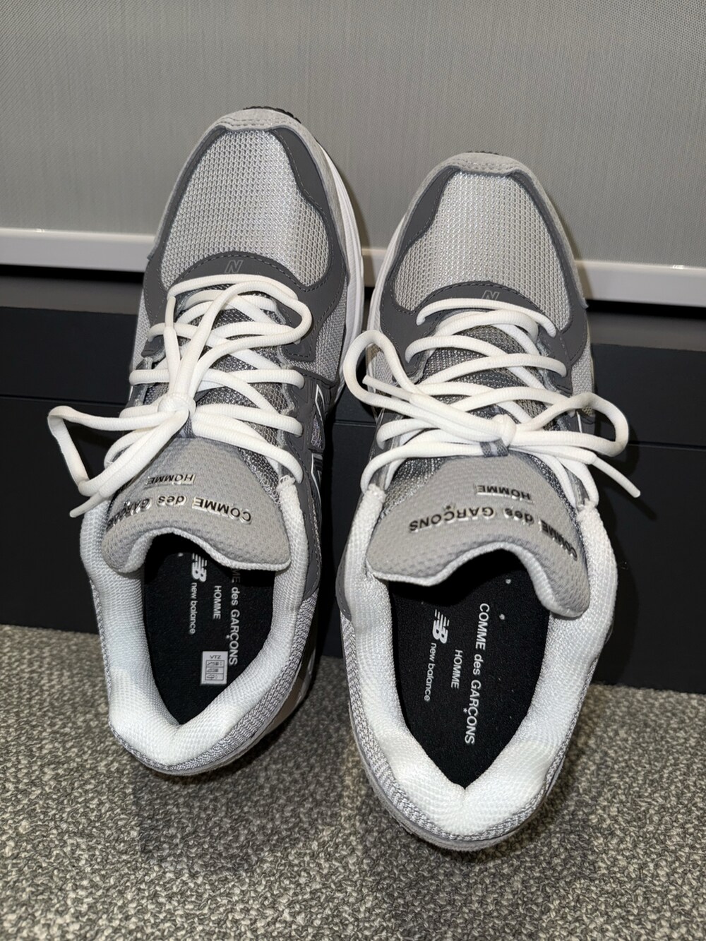 グレー系のニット/セーター、グリーン系のMA-1、グリーン系のチノパンツを着用したメンズの冬コーディネートの3枚目の写真