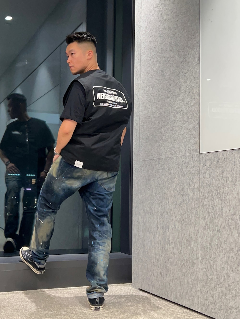 ブラック系のTシャツ/カットソー、ブルー系のデニムパンツ、ブラック系のシューズを着用したメンズの春コーディネートの2枚目の写真
