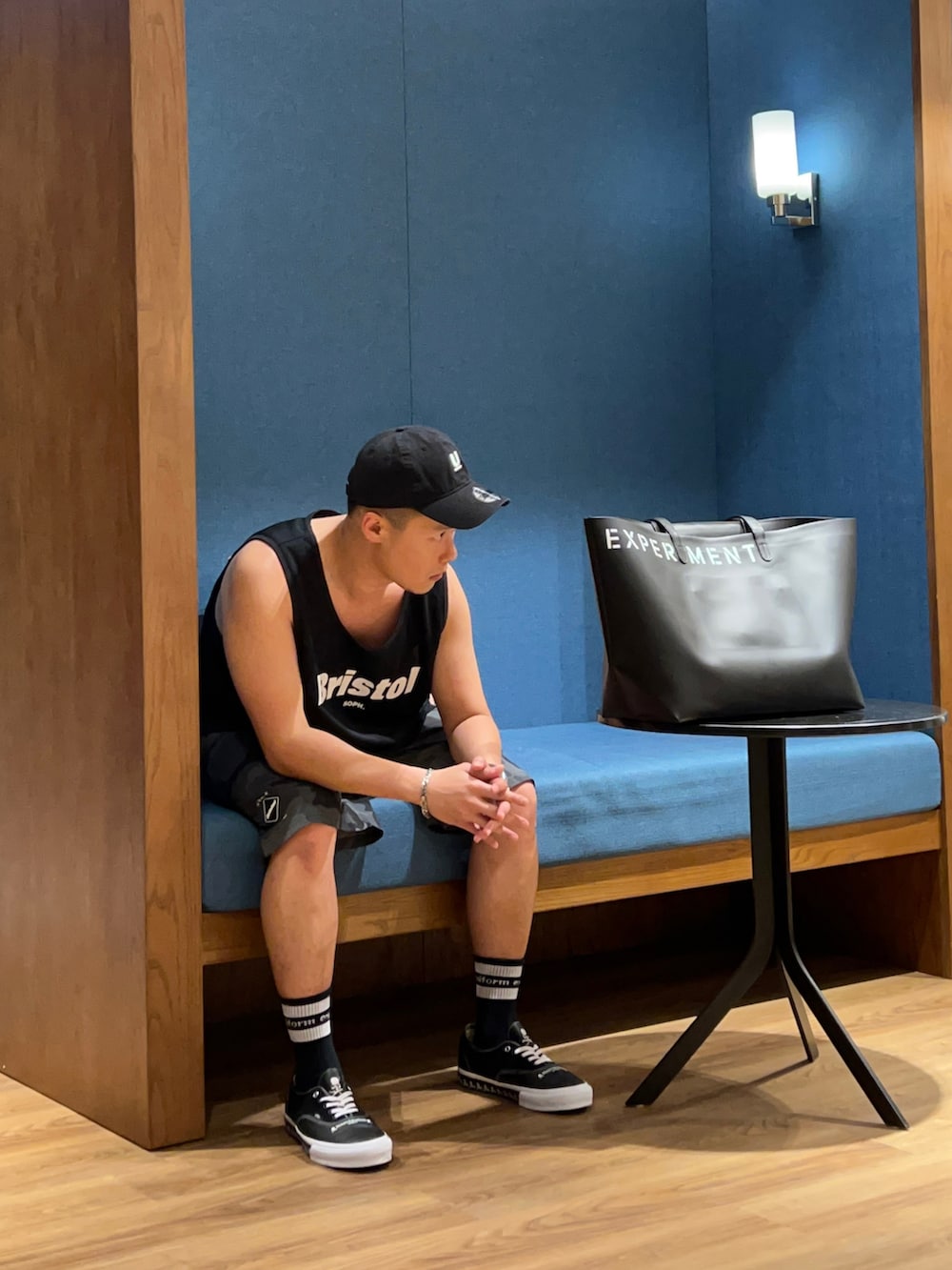 ブラック系のシューズ、ブラック系のその他パンツ、ブラック系のトップスを着用したメンズの春コーディネートの3枚目の写真