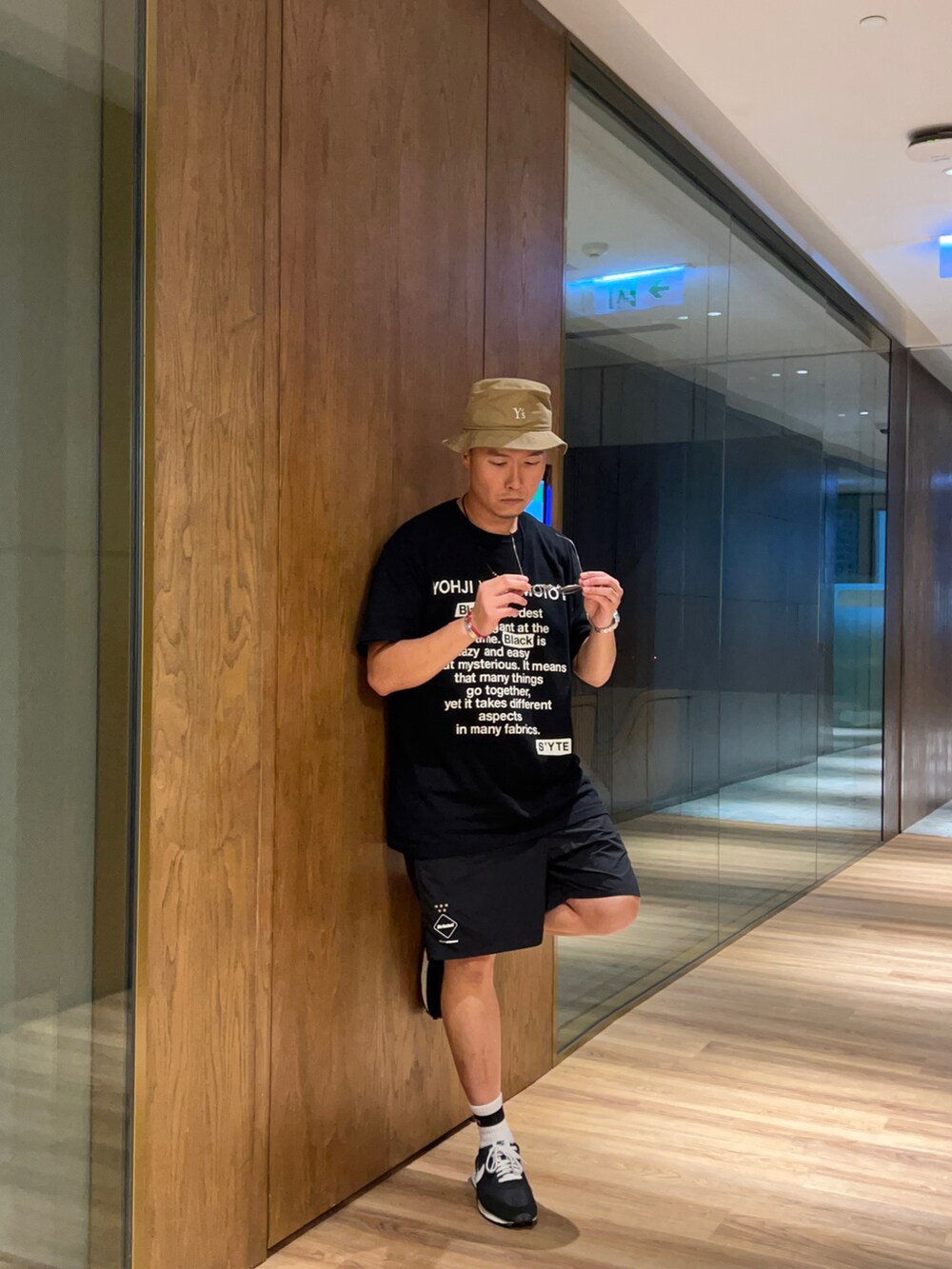 ブラック系のTシャツ/カットソー、ベージュ系の帽子、ゴールド系のサングラスを着用したメンズの秋コーディネートの2枚目の写真