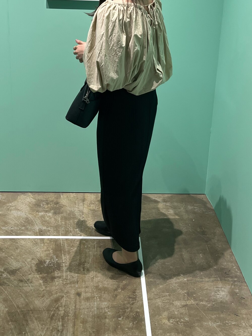 ブラウン系のシャツ/ブラウス、ブラック系のハンドバッグ、ブラック系のスカートを着用したレディースの春コーディネートの3枚目の写真