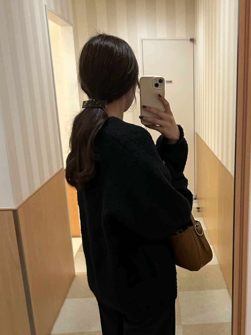 ブラック系のカーディガン/ボレロ、ブラック系のスラックスを着用したレディースの秋コーディネートの3枚目の写真