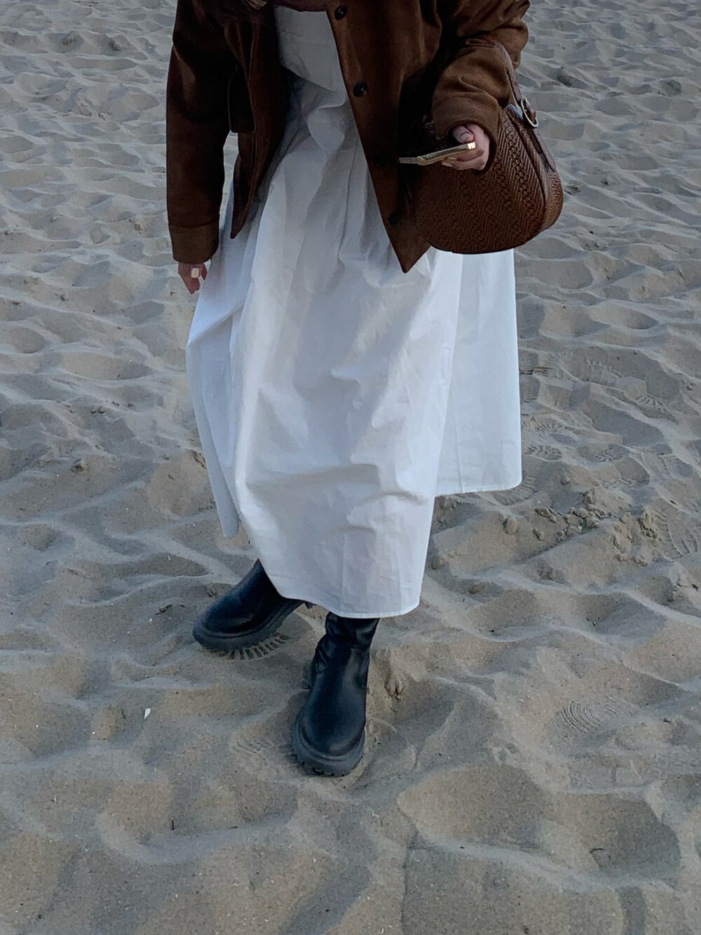 ブラウン系のジャケット/アウター、ブラック系のブーツを着用したレディースの春コーディネートの3枚目の写真