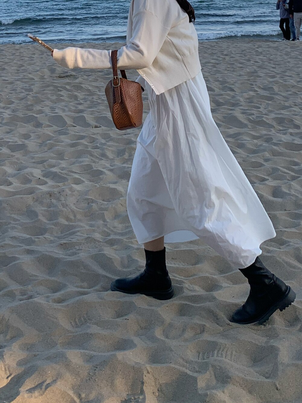 ブラウン系のジャケット/アウター、ブラック系のブーツを着用したレディースの春コーディネートの4枚目の写真