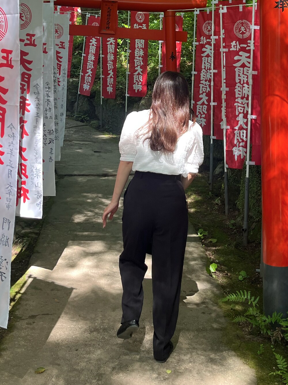 ホワイト系のシャツ/ブラウス、ブラック系のスラックスを着用したレディースの夏コーディネートの2枚目の写真