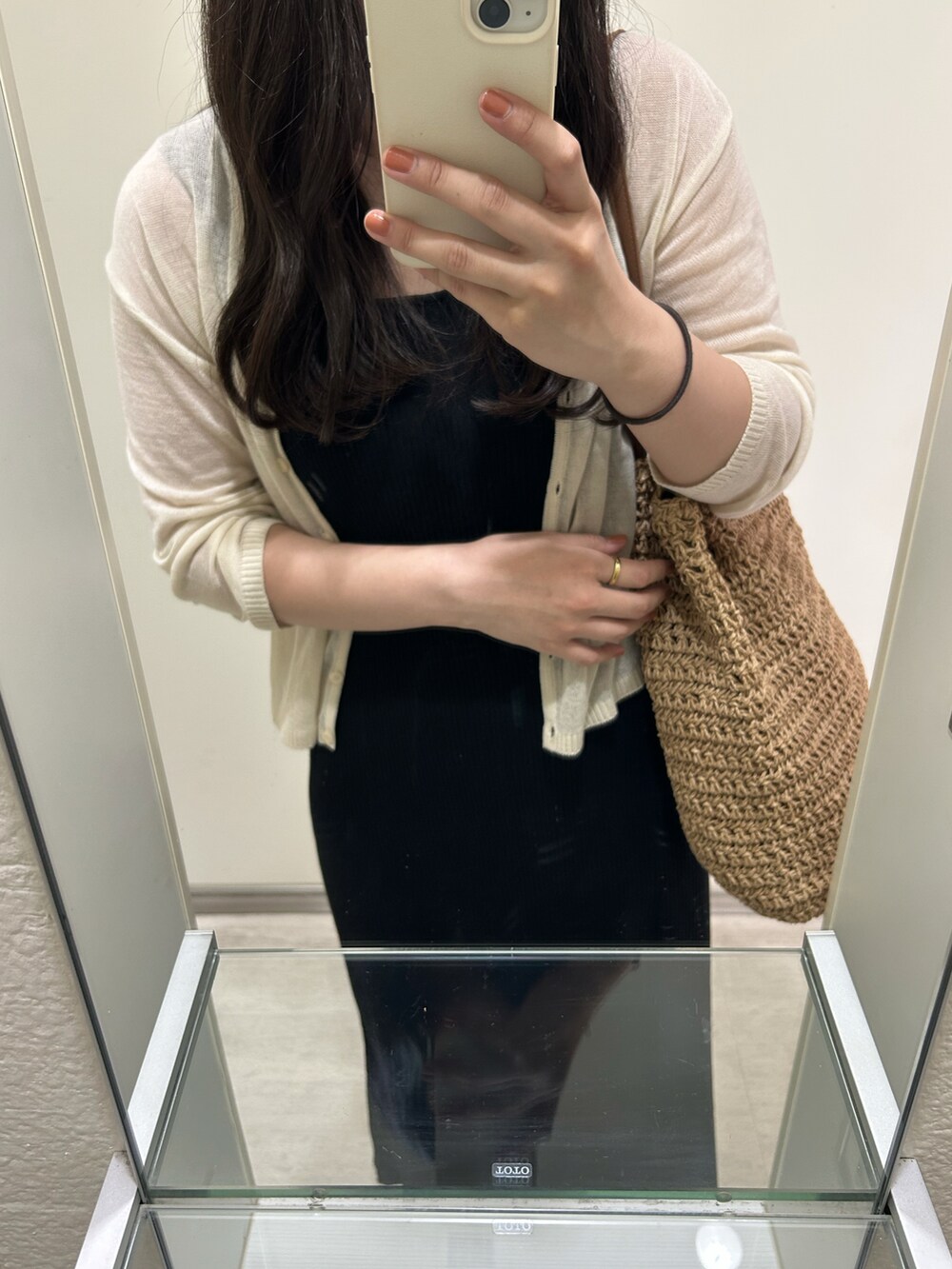 ブラック系のワンピース、ベージュ系のトートバッグを着用したレディースの秋コーディネートの2枚目の写真