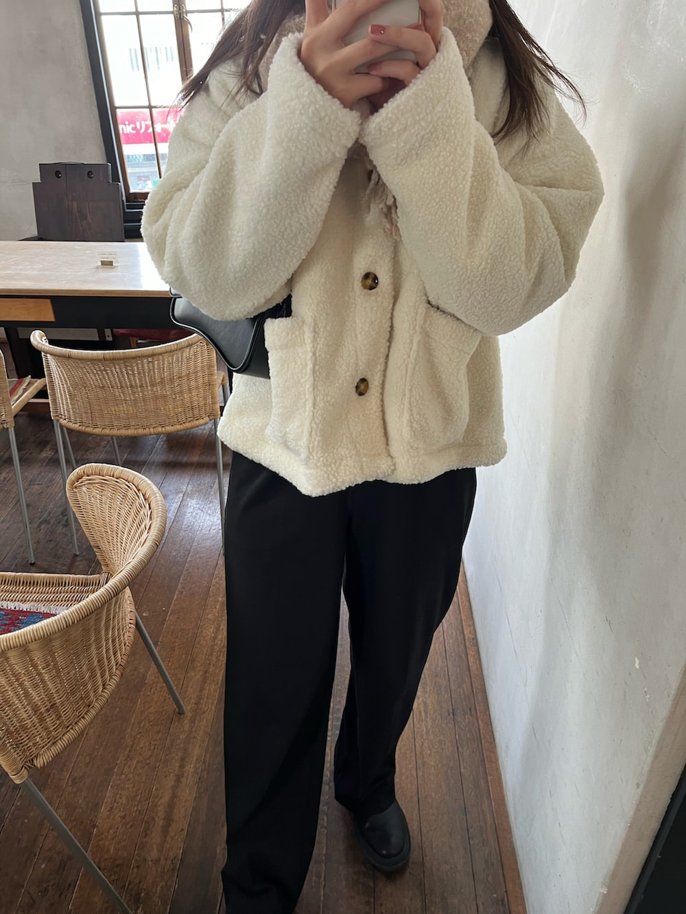 ホワイト系のジャケット/アウター、ブラック系のスラックス、ベージュ系のマフラーを着用したレディースの冬コーディネートの2枚目の写真