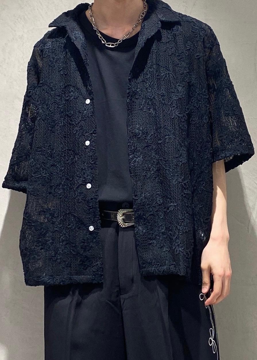 ブラック系のモカシン/デッキシューズ、ブラック系のタンクトップ、ブラック系のシャツ/ブラウスを着用したメンズの夏コーディネートの4枚目の写真