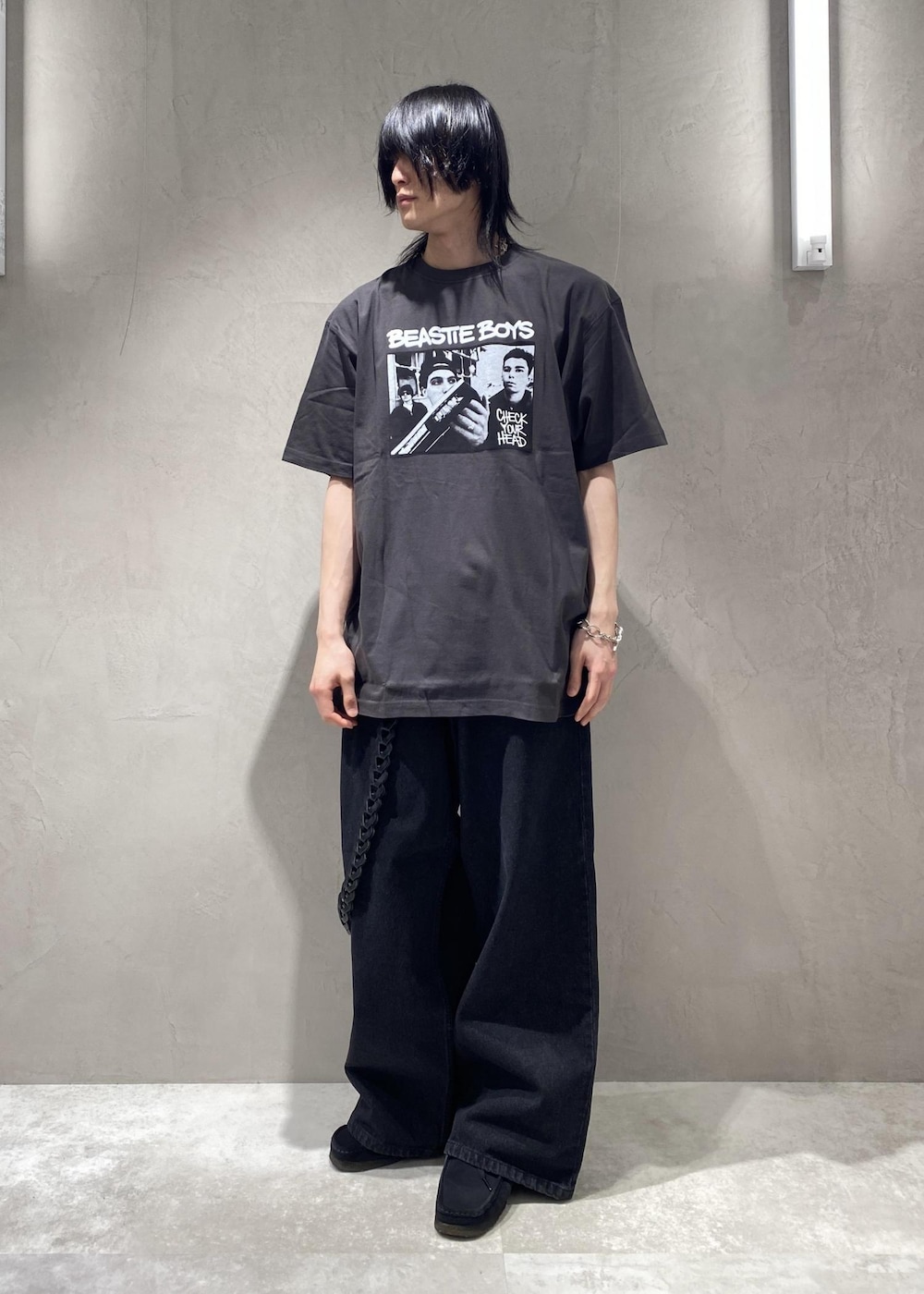 「バンドTシャツ、バンT、beastieboys、ビースティボーイズ、デニムパンツ、ワイドストレート、ワイドシルエット、ワイドパンツ、シンプル、プチプラ、オールブラック、ブラックコーデ、グレー、グレーコーデ、モノトーン」｜「ClarksのCLARKS / クラークス　Wallabee ワラビー（モカシン/デッキシューズ、ブラック系）」を使った、れんさん（メンズ・180cm）の春コーディネートの2枚目の写真