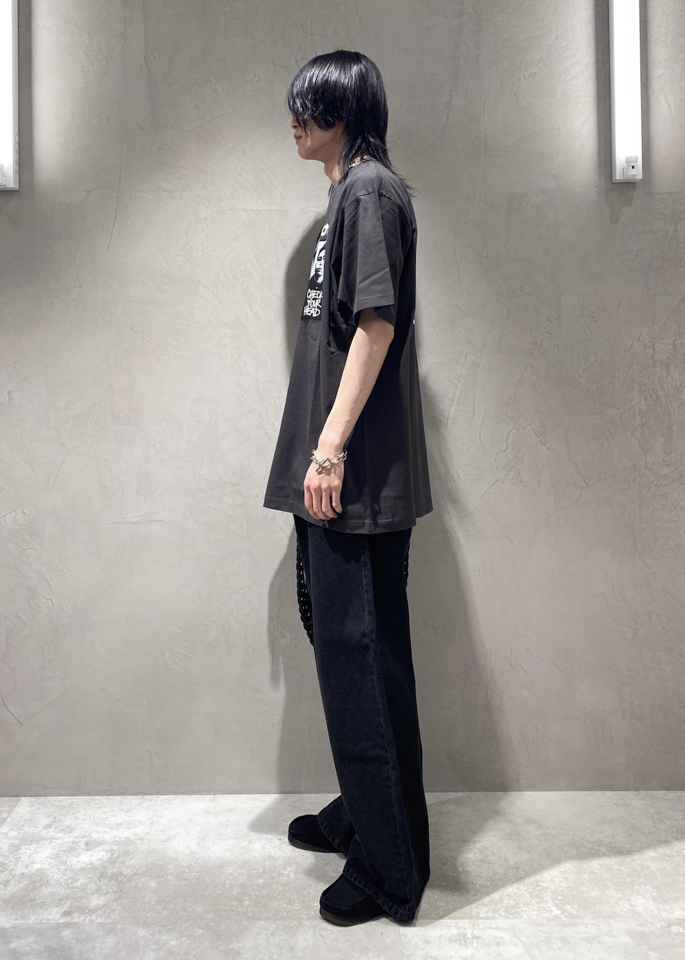 「バンドTシャツ、バンT、beastieboys、ビースティボーイズ、デニムパンツ、ワイドストレート、ワイドシルエット、ワイドパンツ、シンプル、プチプラ、オールブラック、ブラックコーデ、グレー、グレーコーデ、モノトーン」｜「ClarksのCLARKS / クラークス　Wallabee ワラビー（モカシン/デッキシューズ、ブラック系）」を使った、れんさん（メンズ・180cm）の春コーディネートの3枚目の写真