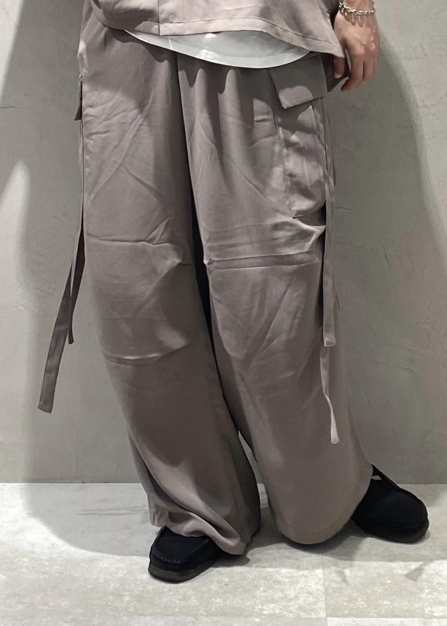 ブラック系のモカシン/デッキシューズ、ホワイト系のタンクトップ、グレー系のシャツ/ブラウスを着用したメンズの夏コーディネートの7枚目の写真