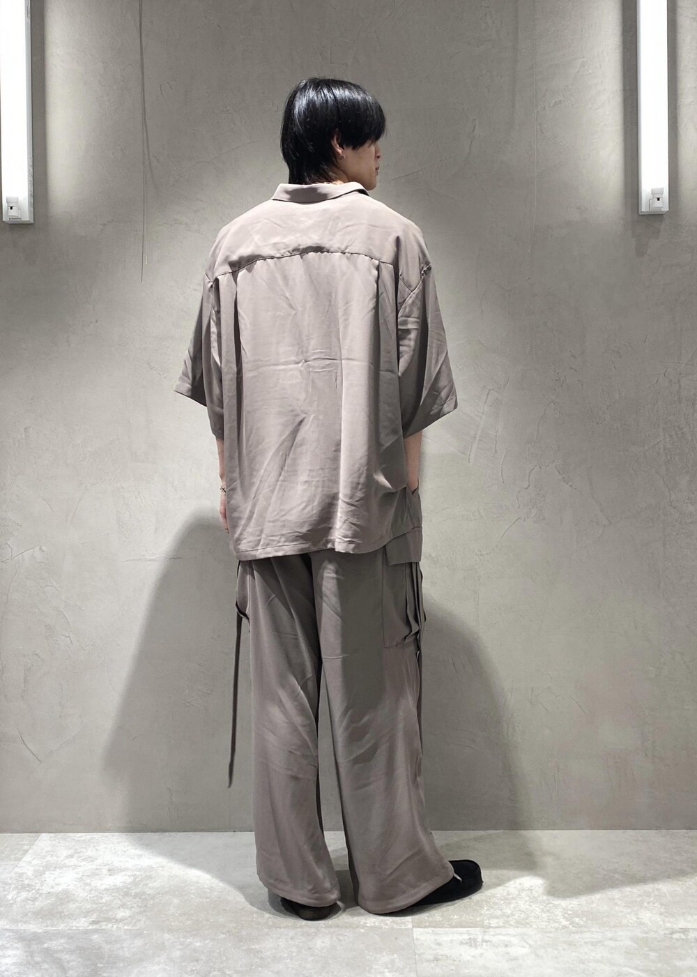 ブラック系のモカシン/デッキシューズ、ホワイト系のタンクトップ、グレー系のシャツ/ブラウスを着用したメンズの夏コーディネートの4枚目の写真