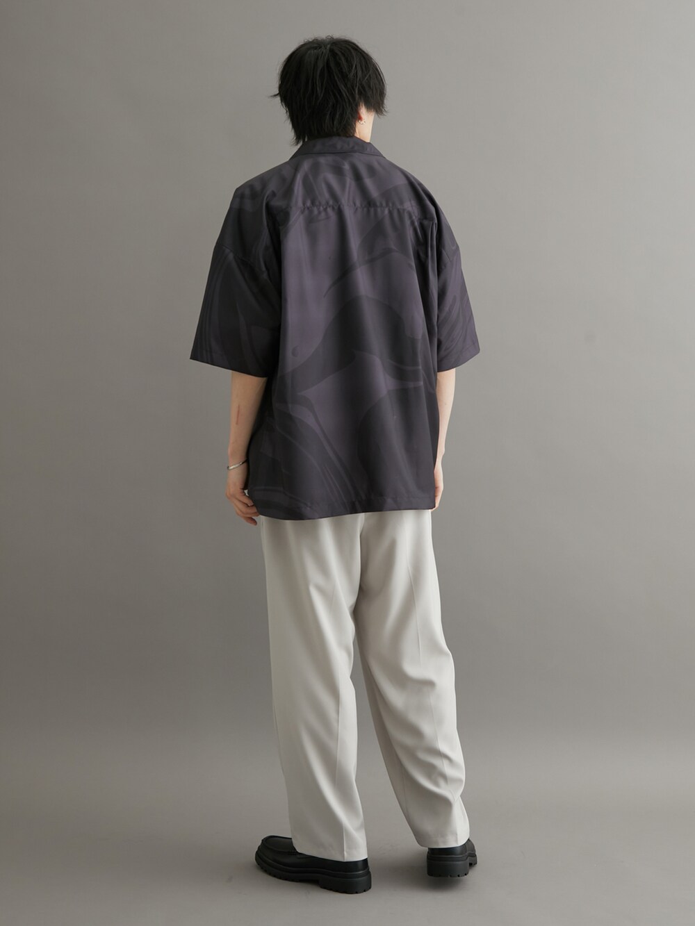 ホワイト系のTシャツ/カットソー、ブラック系のシャツ/ブラウス、グレー系のスラックスを着用したメンズの夏コーディネートの3枚目の写真