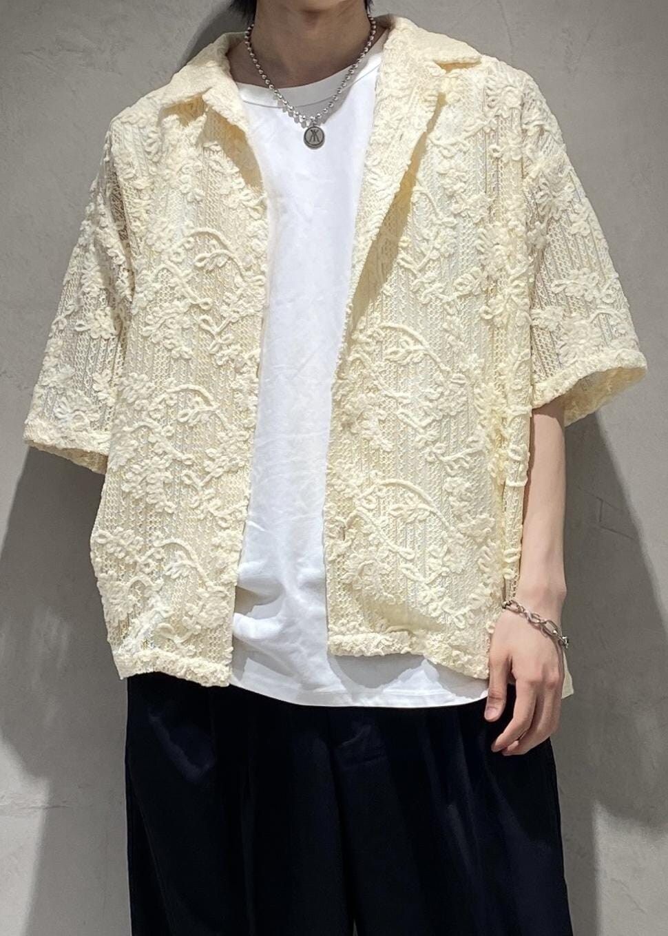 ブラック系のスラックス、ホワイト系のシャツ/ブラウス、ホワイト系のタンクトップを着用したメンズの夏コーディネートの5枚目の写真