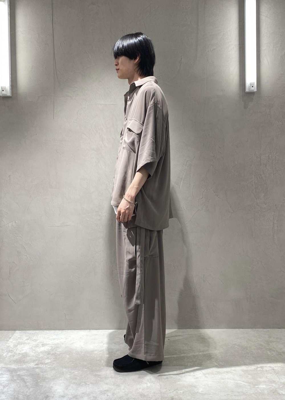 ブラック系のモカシン/デッキシューズ、ホワイト系のタンクトップ、グレー系のシャツ/ブラウスを着用したメンズの夏コーディネートの3枚目の写真