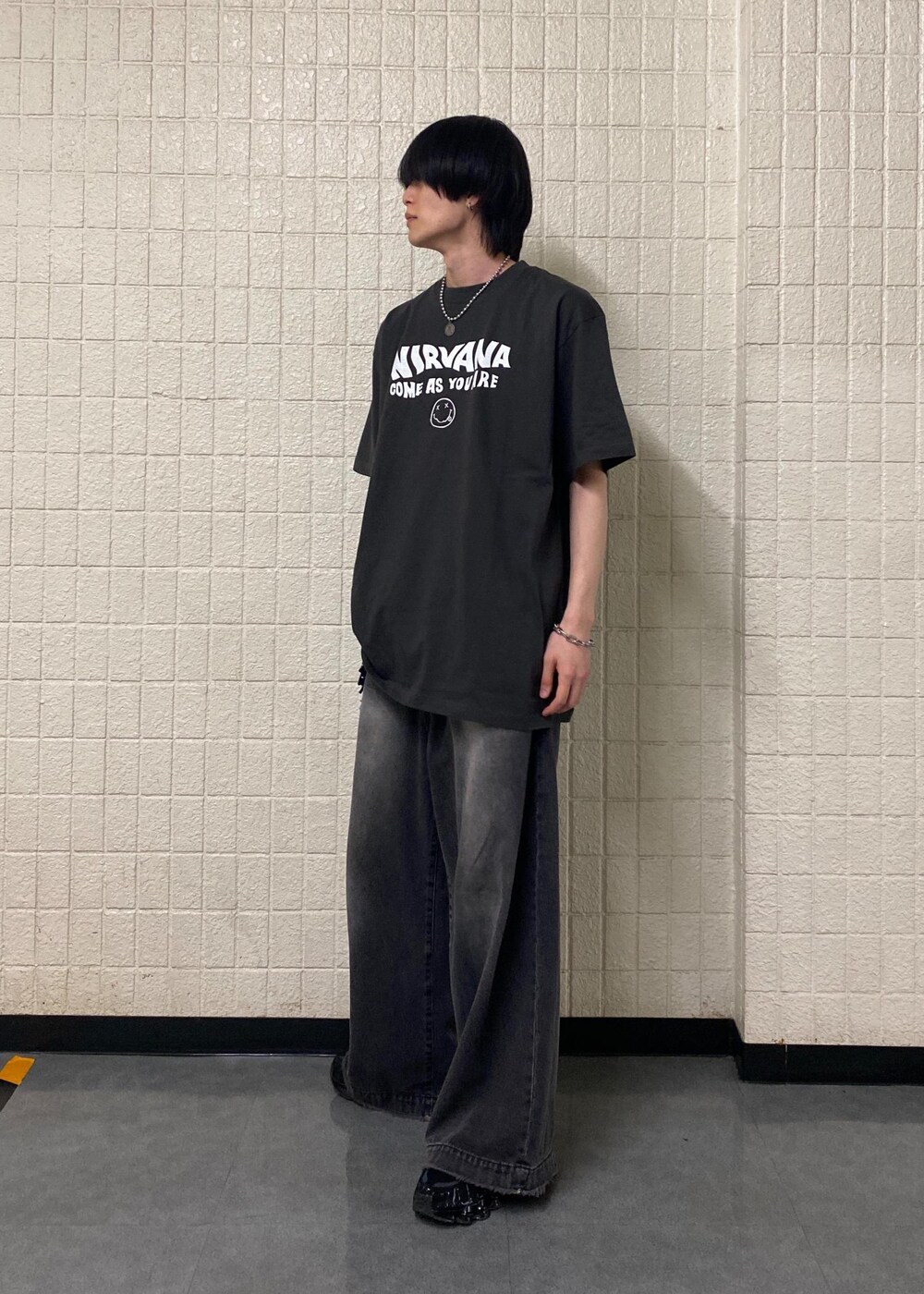 ブラック系のTシャツ/カットソー、ブラック系のデニムパンツを着用したメンズの夏コーディネートの2枚目の写真