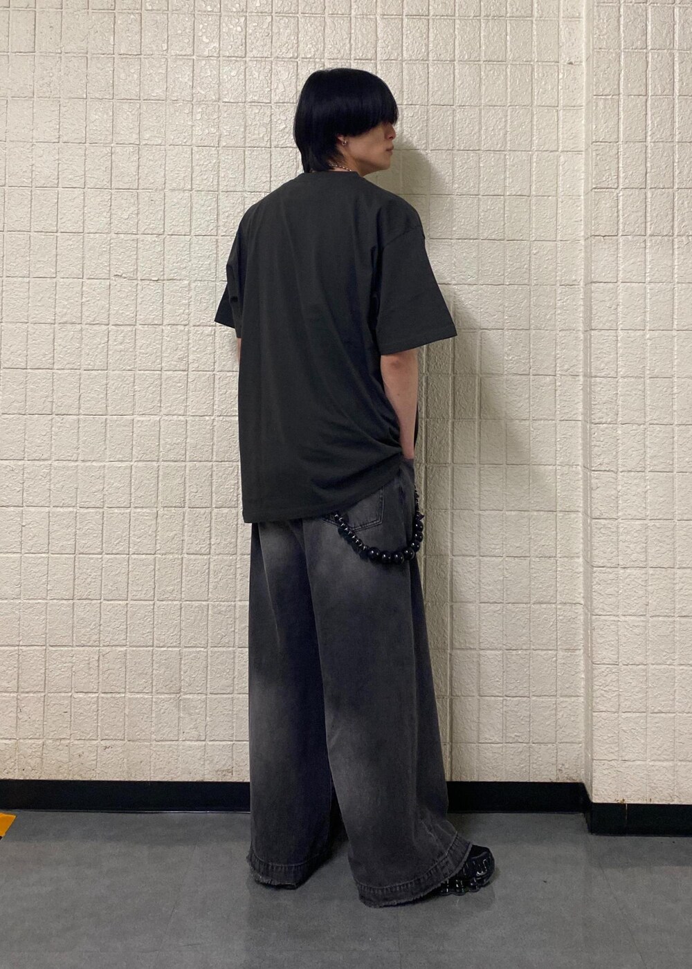 ブラック系のTシャツ/カットソー、ブラック系のデニムパンツを着用したメンズの夏コーディネートの3枚目の写真