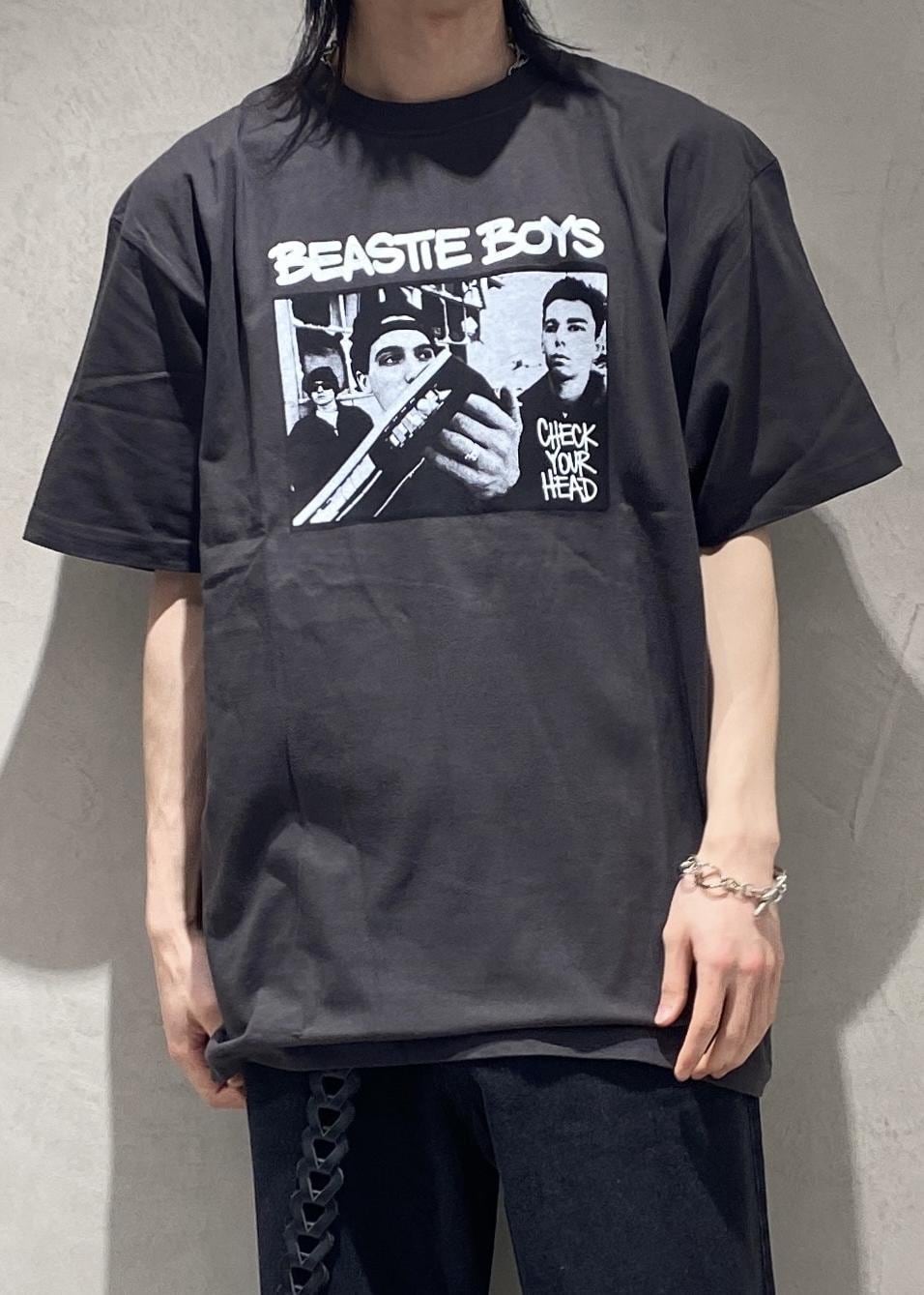 「バンドTシャツ、バンT、beastieboys、ビースティボーイズ、デニムパンツ、ワイドストレート、ワイドシルエット、ワイドパンツ、シンプル、プチプラ、オールブラック、ブラックコーデ、グレー、グレーコーデ、モノトーン」｜「ClarksのCLARKS / クラークス　Wallabee ワラビー（モカシン/デッキシューズ、ブラック系）」を使った、れんさん（メンズ・180cm）の春コーディネートの4枚目の写真
