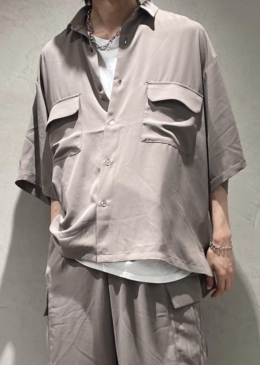 ブラック系のモカシン/デッキシューズ、ホワイト系のタンクトップ、グレー系のシャツ/ブラウスを着用したメンズの夏コーディネートの6枚目の写真