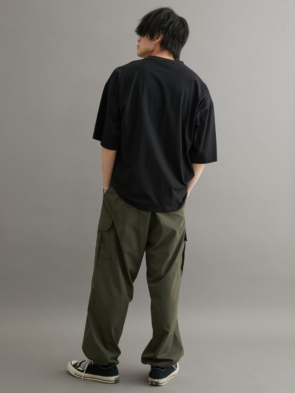 ブラック系のTシャツ/カットソー、グリーン系のカーゴパンツを着用したメンズの夏コーディネートの2枚目の写真