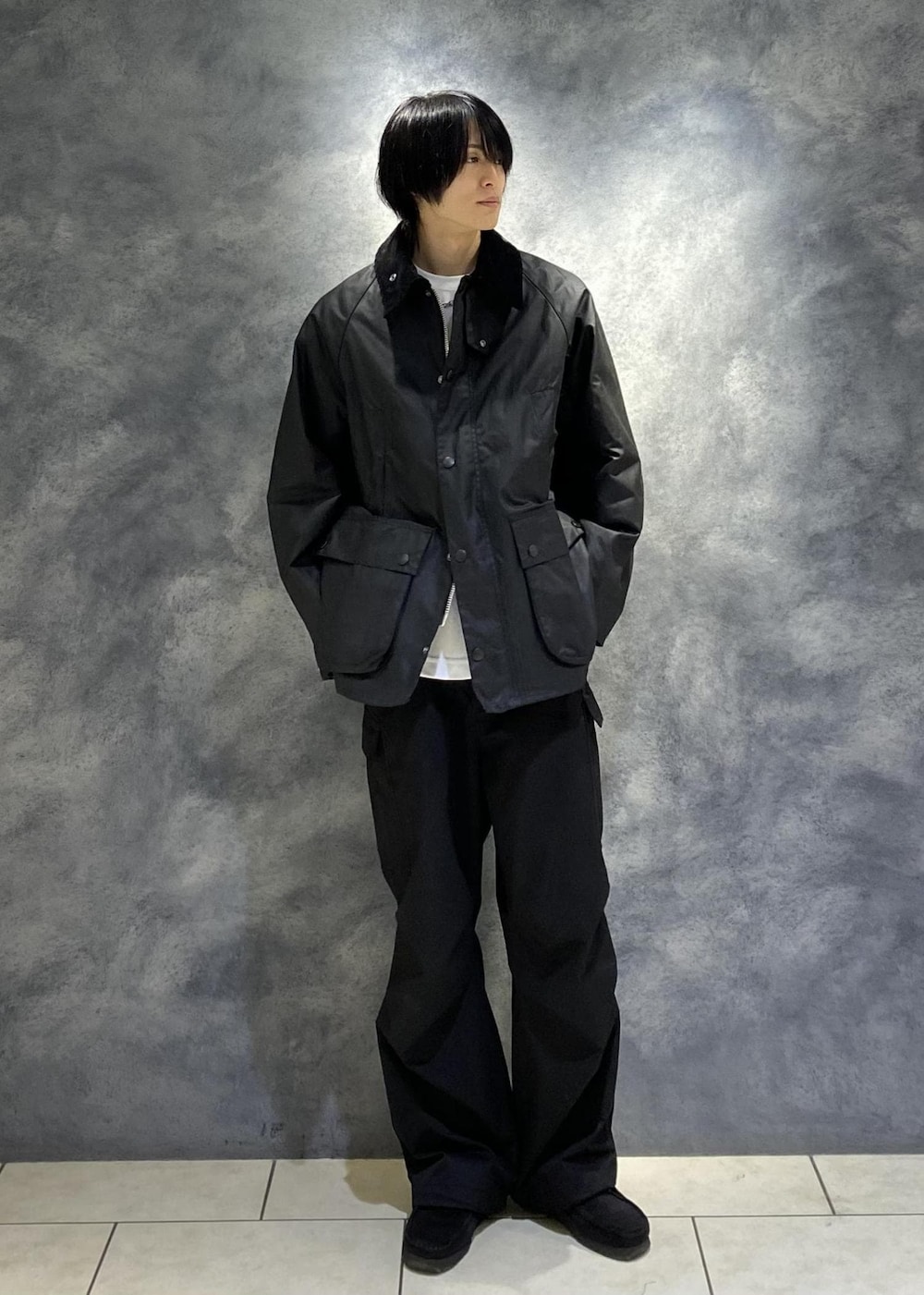「バブアー、ビデイル、Barbour、BEDALE、アウター、ブルゾン、白T、カーゴパンツ、アクセサリー、ネックレス、クラークス、ワラビー、オールブラック、オールブラックコーデ、モノトーン」｜「BarbourのBarbour OVERSIZED WAX BEDALE / バブアー オーバーサイズ ワックス ビデイル（その他アウター、ブラック系）」を使った、れんさん（メンズ・180cm）の秋コーディネートの2枚目の写真