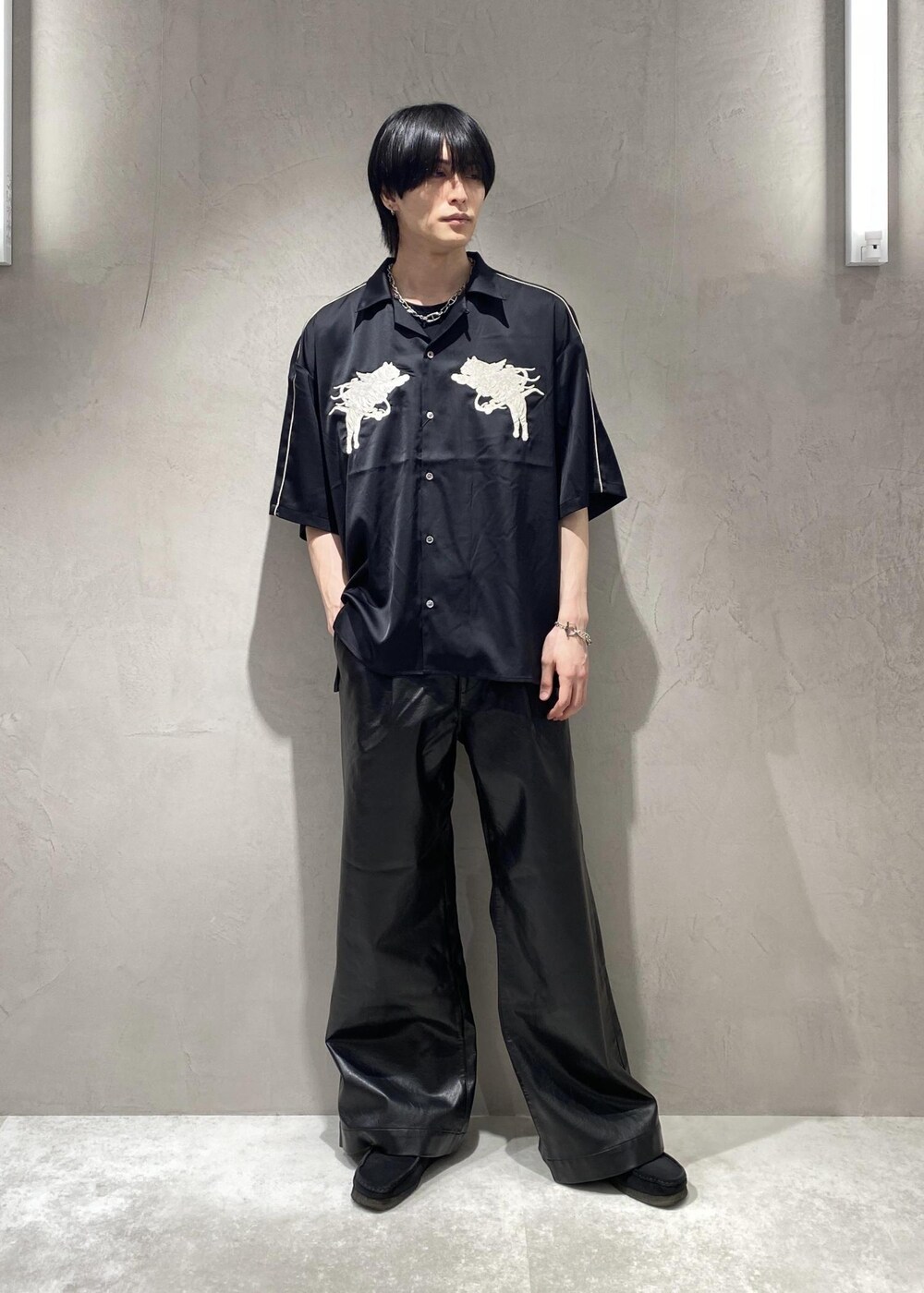 「古着MIX、シンプルコーデ、ブラックコーデ、韓国ファッション、夏コーデ、スカジャン、スカシャツ、スカジャンコーデ、シャツコーデ、シャツスタイル、開襟シャツ、オープンカラーシャツ、ビッグシルエット、オーバーサイズ、刺繍シャツ」｜「ClarksのCLARKS / クラークス　Wallabee ワラビー（モカシン/デッキシューズ、ブラック系）」を使った、れんさん（メンズ・180cm）の夏コーディネートの2枚目の写真