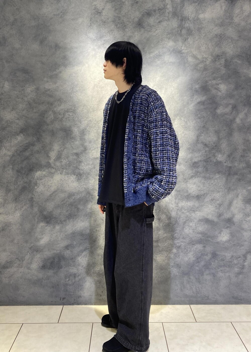 ブラック系のTシャツ/カットソー、ブラック系のスニーカー、ブラック系のデニムパンツを着用したメンズの秋コーディネートの2枚目の写真