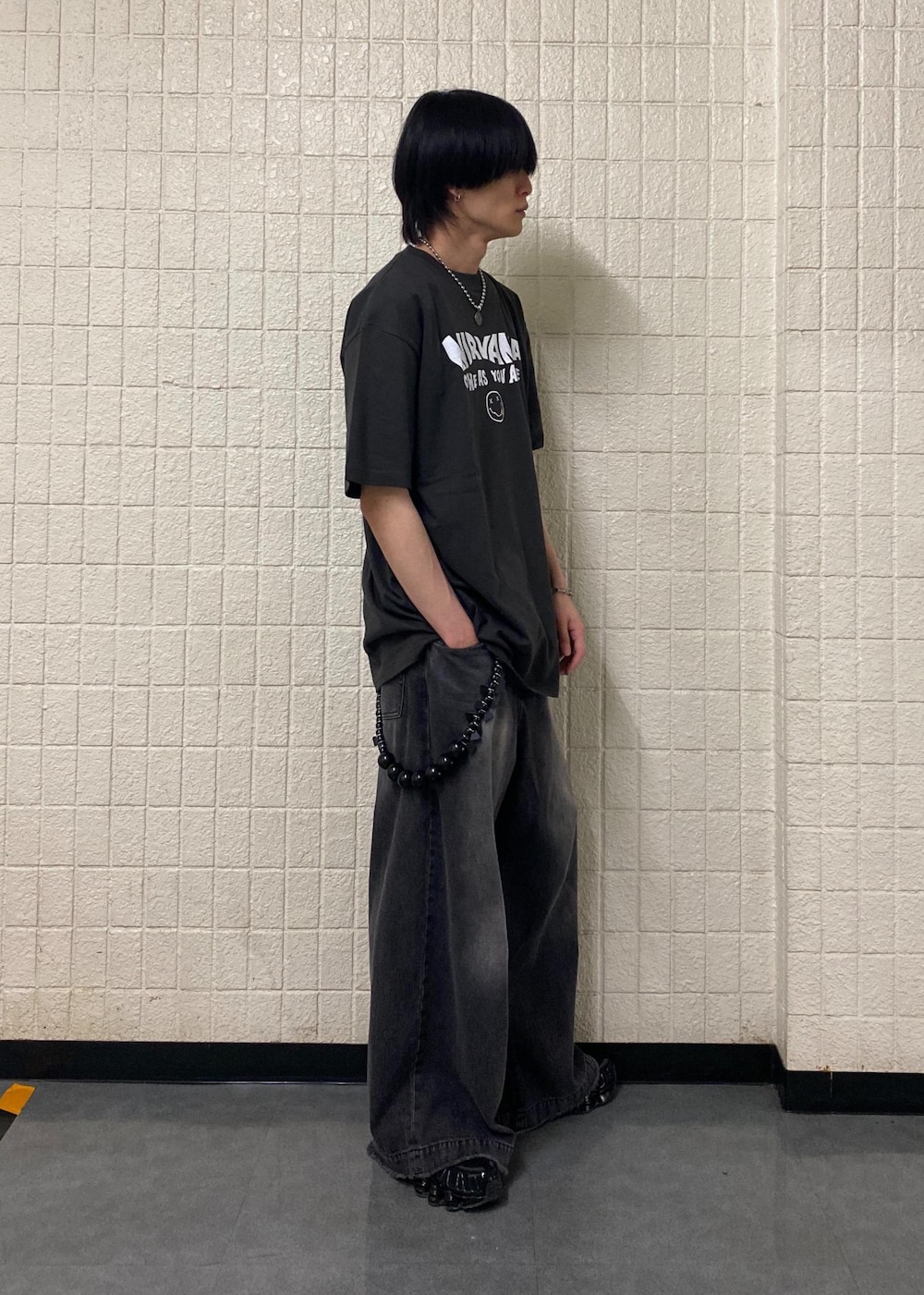 ブラック系のTシャツ/カットソー、ブラック系のデニムパンツを着用したメンズの夏コーディネートの4枚目の写真