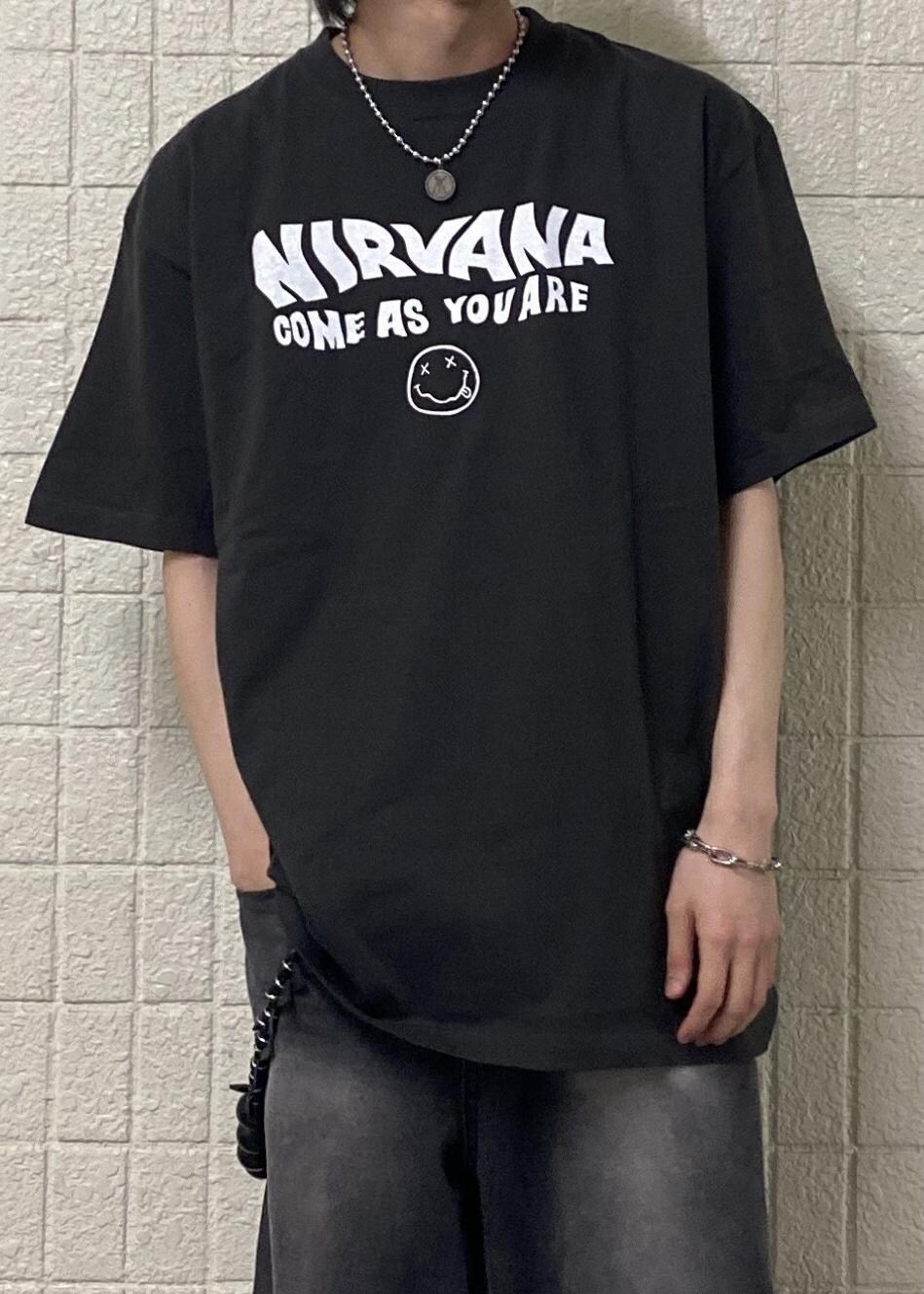 ブラック系のTシャツ/カットソー、ブラック系のデニムパンツを着用したメンズの夏コーディネートの5枚目の写真