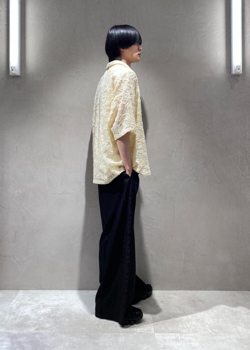 ブラック系のスラックス、ホワイト系のシャツ/ブラウス、ホワイト系のタンクトップを着用したメンズの夏コーディネートの4枚目の写真