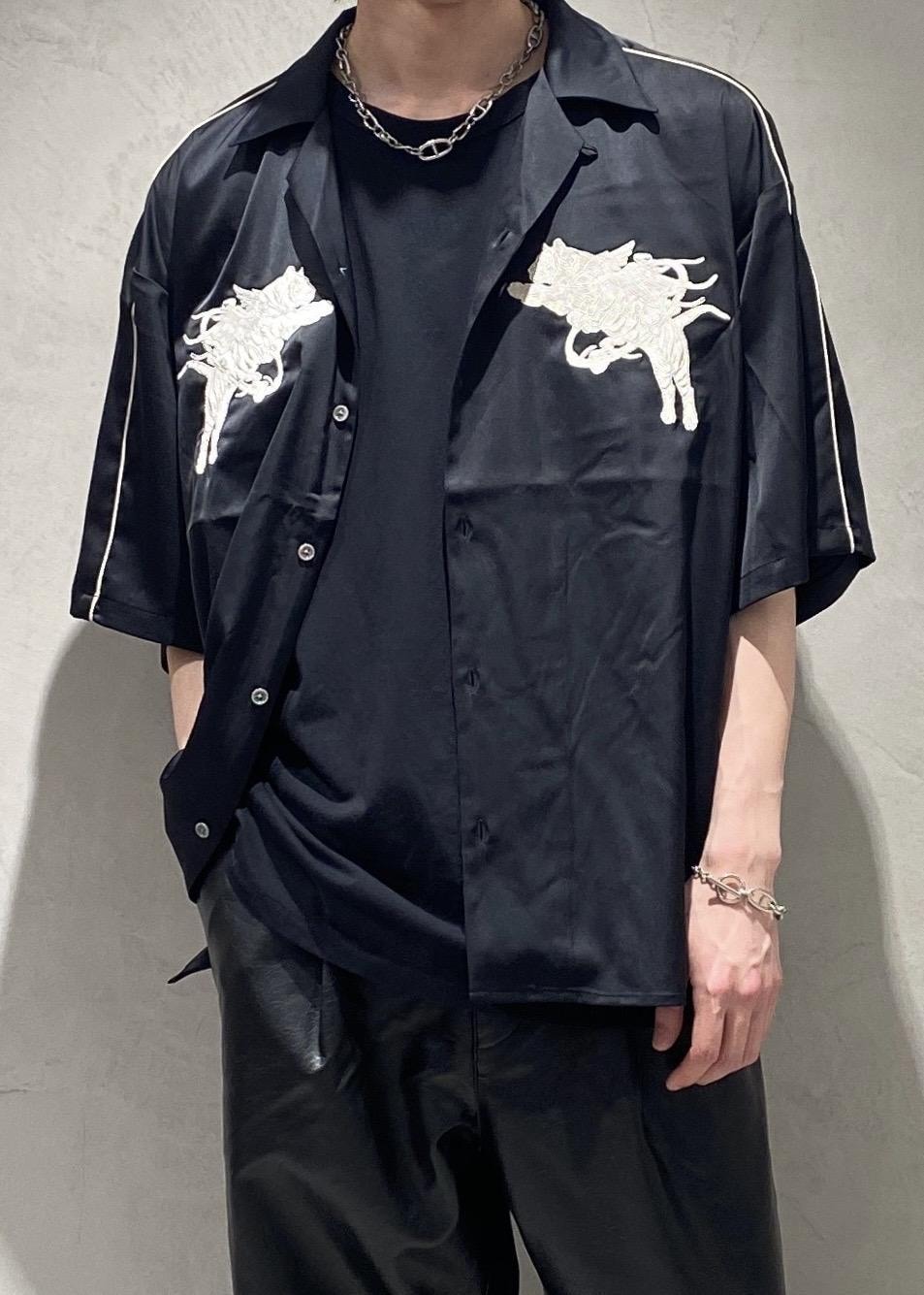 「古着MIX、シンプルコーデ、ブラックコーデ、韓国ファッション、夏コーデ、スカジャン、スカシャツ、スカジャンコーデ、シャツコーデ、シャツスタイル、開襟シャツ、オープンカラーシャツ、ビッグシルエット、オーバーサイズ、刺繍シャツ」｜「ClarksのCLARKS / クラークス　Wallabee ワラビー（モカシン/デッキシューズ、ブラック系）」を使った、れんさん（メンズ・180cm）の夏コーディネートの6枚目の写真