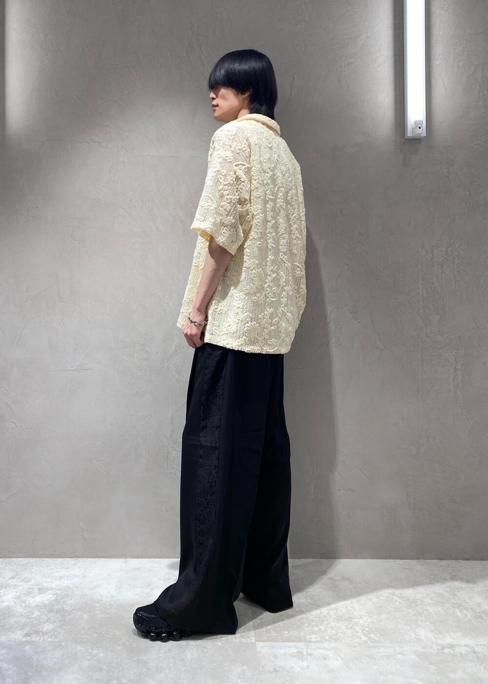 ブラック系のスラックス、ホワイト系のシャツ/ブラウス、ホワイト系のタンクトップを着用したメンズの夏コーディネートの2枚目の写真