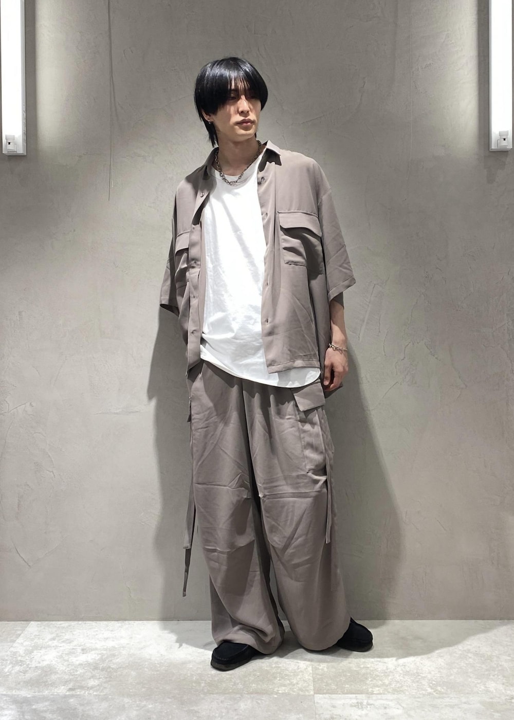 ブラック系のモカシン/デッキシューズ、ホワイト系のタンクトップ、グレー系のシャツ/ブラウスを着用したメンズの夏コーディネートの2枚目の写真