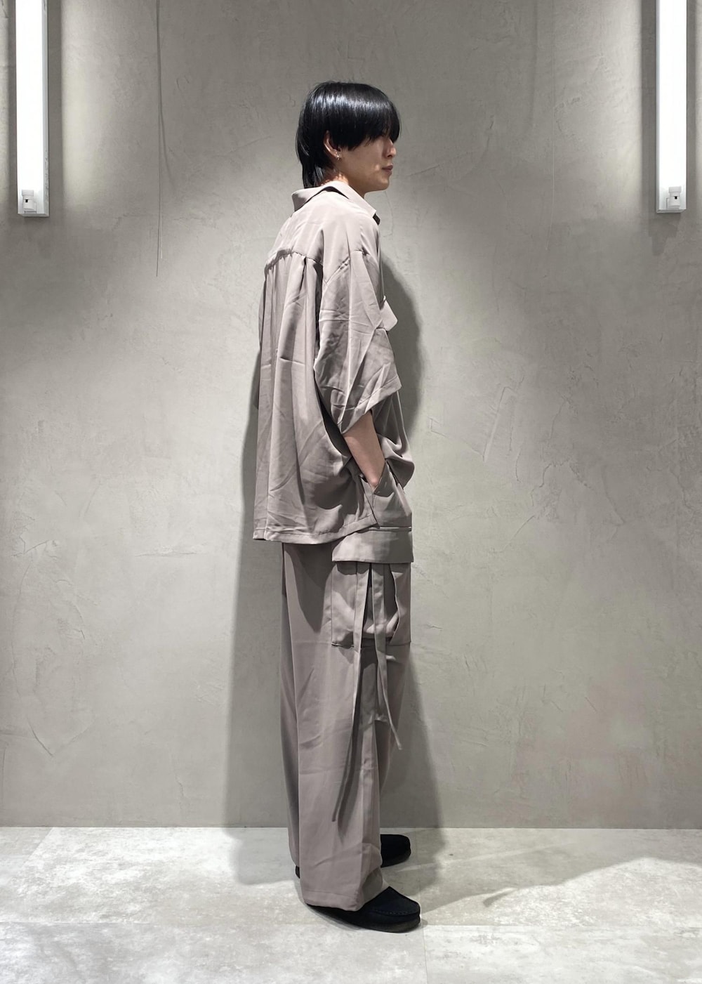 ブラック系のモカシン/デッキシューズ、ホワイト系のタンクトップ、グレー系のシャツ/ブラウスを着用したメンズの夏コーディネートの5枚目の写真